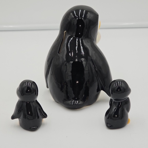 A colony of Ceramic penguins. - Picture 2 of 3